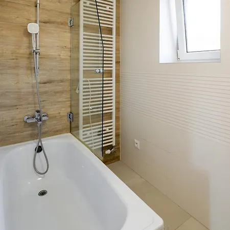 In Business 2br